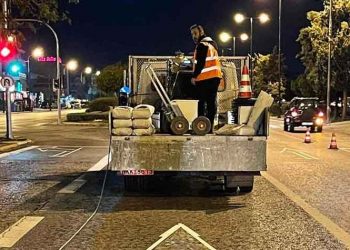 Εργασίες διαγραμμίσεων στα δύο ρεύματα της Λ. Βουλιαγμένης