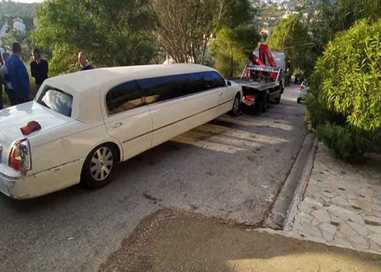 Λιμουζίνα έπεσε σε γκρεμό – Σώος ο οδηγός