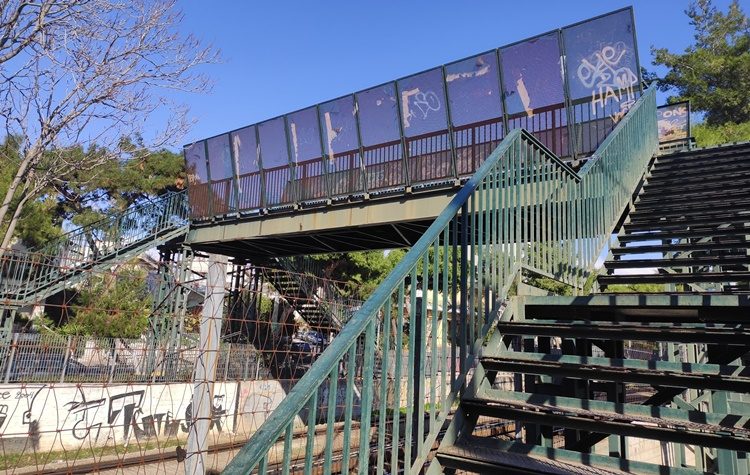 Αντικατάσταση της πεζογέφυρας του ΗΣΑΠ στη Μελ. Μερκούρη και Ικάρων ζητά ο Δήμος