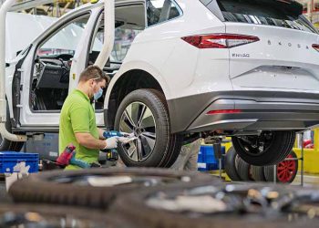 Το Skoda Enyaq iV στην ίδια γραμμή παραγωγής με Octavia και Karoq