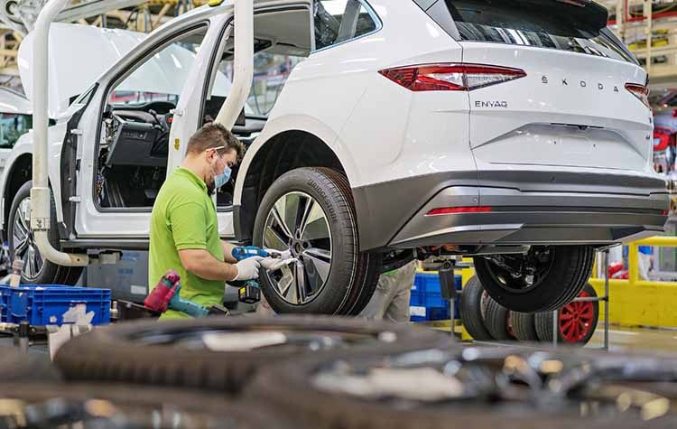 Το Skoda Enyaq iV στην ίδια γραμμή παραγωγής με Octavia και Karoq