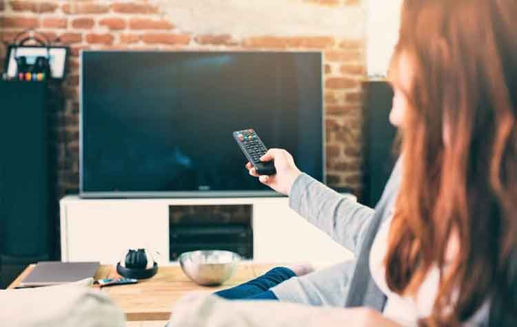 Σημαντικές θεατρικές παραστάσεις online στο σαλόνι σας