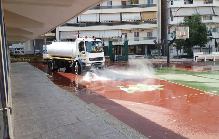 Απολυμάνθηκαν τα προαύλια της Α’ θμιας εκπαίδευσης στον Βύρωνα
