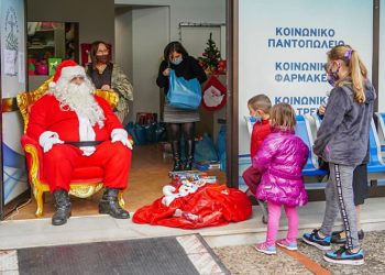 Βιβλία και παιχνίδια μοίρασε ο Άγιος Βασίλης στα παιδιά