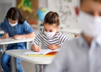 Στην πρώτη γραμμή της μάχης κατά της πανδημίας οι σχολικές καθαρίστριες