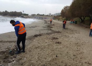 Επιχείρηση καθαριότητας των δύο ανοικτών ακτών του Δήμου
