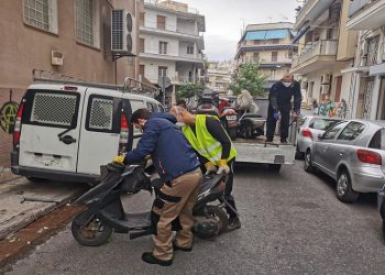 Εγκαταλελειμμένα δίκυκλα αποσύρει ο Δήμος από τις γειτονιές της πόλης