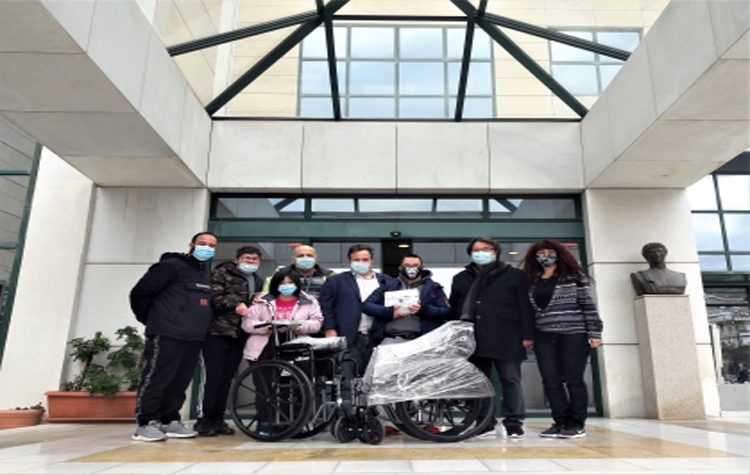 Δύο αναπηρικά αμαξίδια δώρισε η Χριστιανική Εκκλησία Αθηνών στον Δήμο