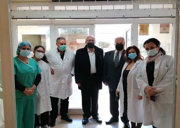 Θ. Αμπατζόγλου: «Επικίνδυνος λαϊκισμός Καραμέρου για τον εμβολιασμό»