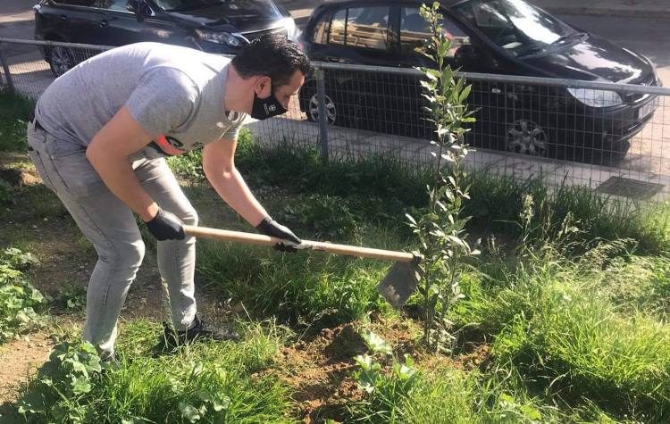 «Πρασίνισε» το πάρκο του κολυμβητηρίου η ομάδα εθελοντών νεολαίας του Δήμου