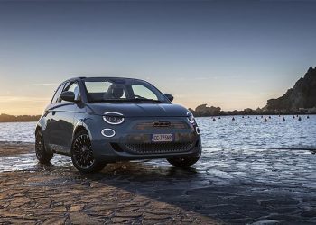 Διπλό «χτύπημα» από το νέο ηλεκτρικό Fiat 500 και στα βραβεία του «What Car?»
