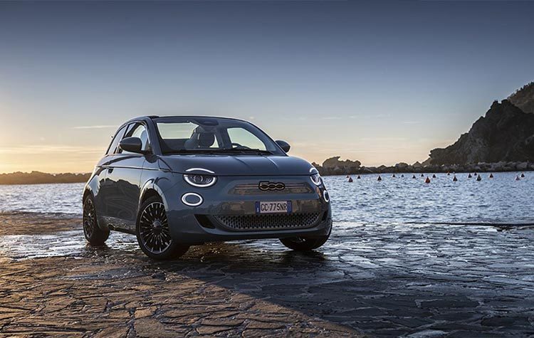 Διπλό «χτύπημα» από το νέο ηλεκτρικό Fiat 500 και στα βραβεία του «What Car?»