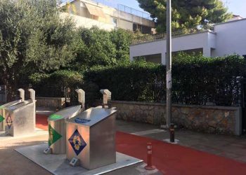 Τοποθετήθηκαν οι δυο πρώτοι υπογειοποιημένοι κάδοι απορριμμάτων