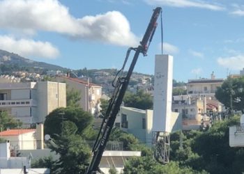 Απομακρύνθηκε καμουφλαρισμένη κεραία κινητής τηλεφωνίας στην Νέα Ερυθραία