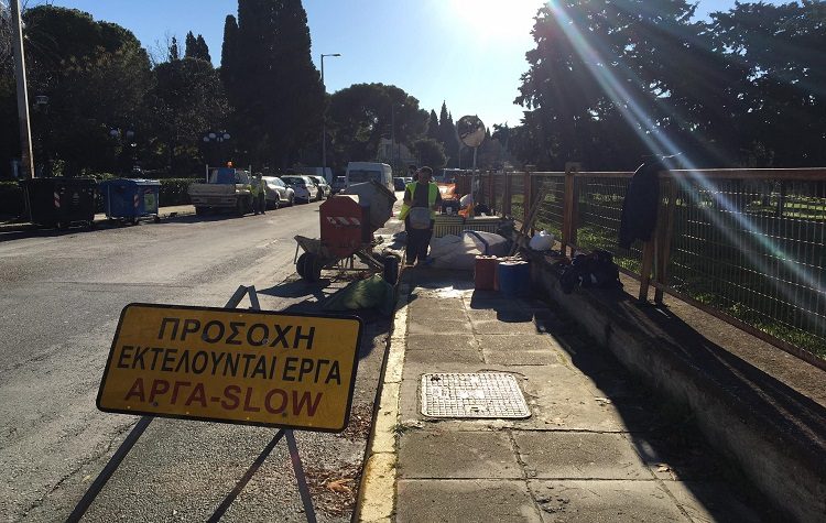 Επισκευές σε οδοστρώματα και πεζοδρόμια του Δήμου