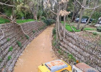 Καθαρισμός και απομάκρυνση ογκωδών σε ρέματα του Βορείου Τομέα από την Περιφέρεια