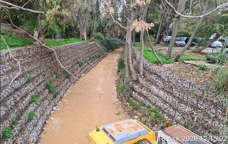 Καθαρισμός και απομάκρυνση ογκωδών σε ρέματα του Βορείου Τομέα από την Περιφέρεια