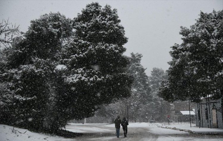 Χιόνια και παγετός σε περιοχές των Βορείων Προαστίων - Ποιοι δρόμοι παραμένουν κλειστοί