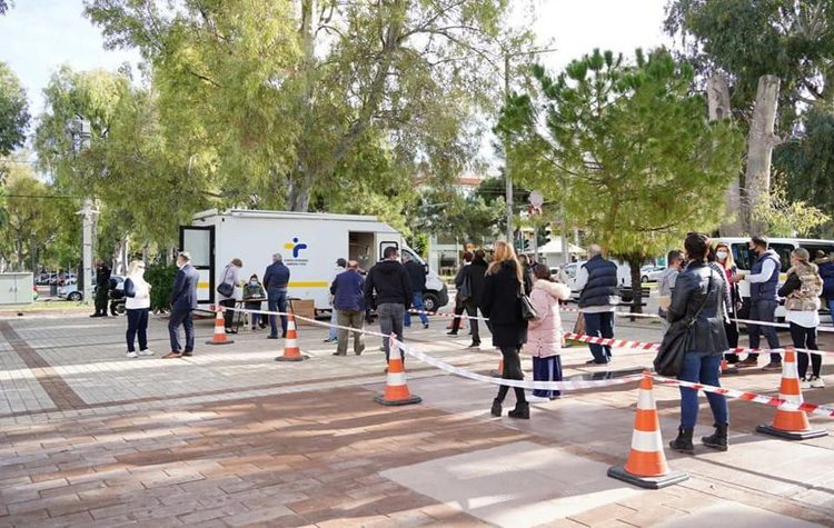 Χαμηλό το ιικό φορτίο - 4 θετικά στα 673 rapid tests