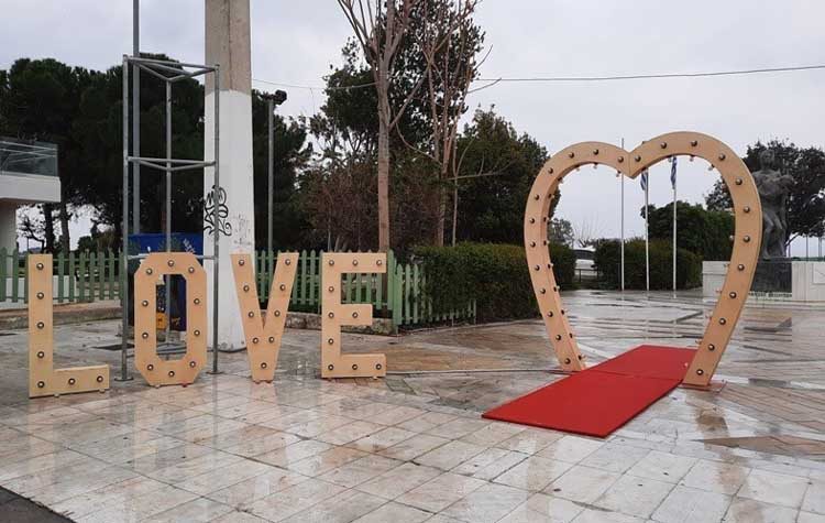 Ειδική κατασκευή στην παραλία του Δήμου για την Ημέρα των Ερωτευμένων