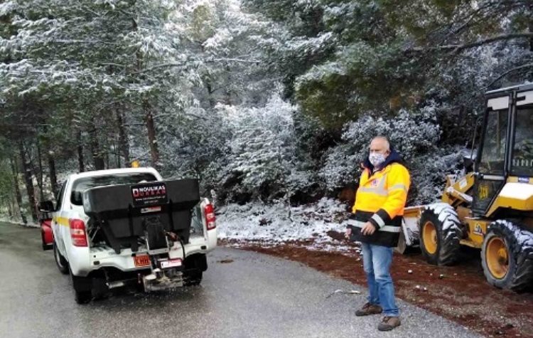Επί ποδός ο Δήμος για το «κύμα» χιονιά - Συνεχείς ρίψεις αλατιού
