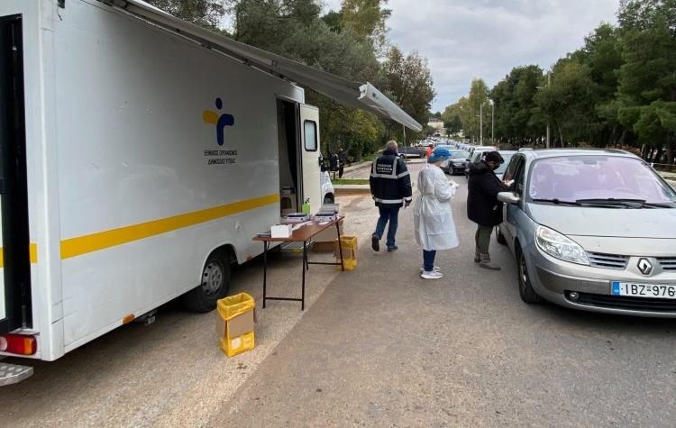 Μαζικά τεστ, μονοψήφια κρούσματα στου Παπάγου (Βίντεο)