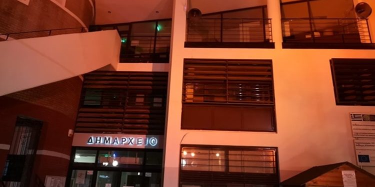 Φωταγωγήθηκε το δημαρχείο για την Παγκόσμια Ημέρα κατά του Καρκίνου