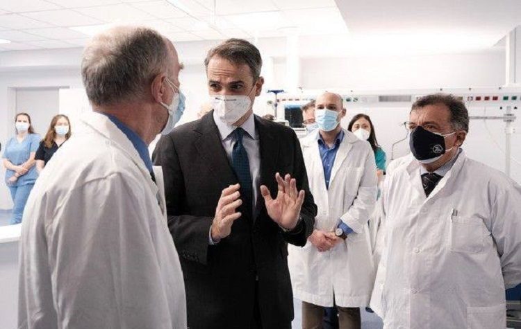 Επίσκεψη Μητσοτάκη στο ΚΑΤ για την παράδοση 30 νέων κλινών ΜΕΘ