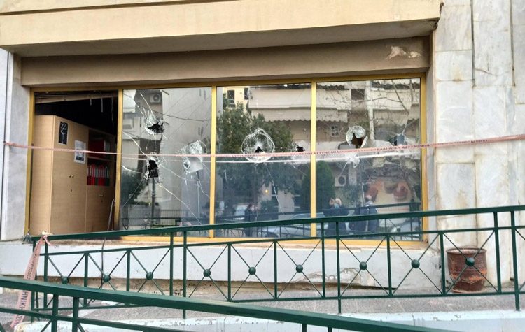 Επίθεση με βόμβες μολότοφ στο δημαρχείο