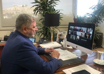 Ενεργότερη συμμετοχή στη «μάχη» κατά της πανδημίας ζητούν οι περιφερειάρχες