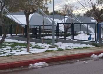 Ένταση για τα σκίαστρα που έπεσαν σε παιδικές χαρές του Αμαρουσίου