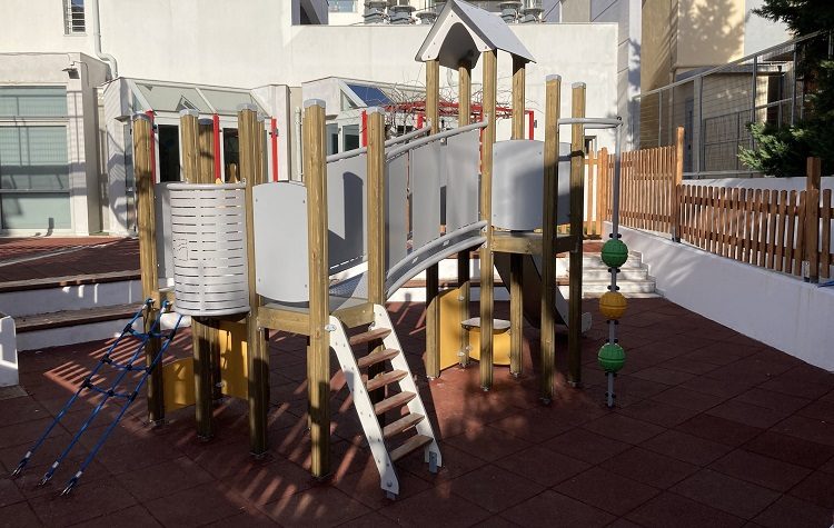 Τοποθετήθηκαν νέα  παιχνίδια στους αύλειους χώρους τριών νηπιαγωγείων