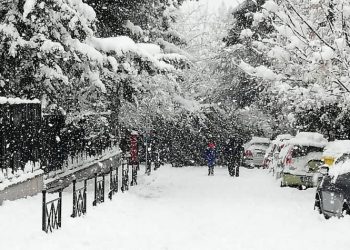 Κλειστοί δρόμοι, διακοπές ρεύματος και ύδρευσης – Πού εντοπίζονται προβλήματα λόγω χιονιά