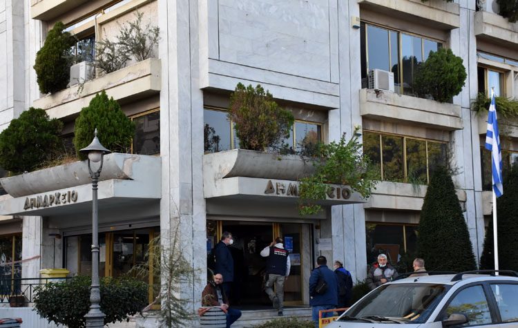 Αποκατάσταση ζημιών μετά την επίθεση με μολότοφ στο δημαρχείο