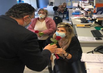 Ένα λουλούδι σε κάθε εργαζόμενη του Δήμου από τον δήμαρχο