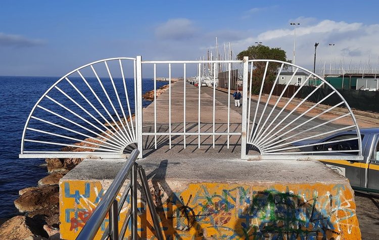 Η αφαίρεση συρματοπλέγματος, το μήνυμα του Δήμου στη διοίκηση της Μαρίνας Αλίμου