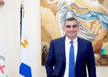 Τιμητική παράδοση στον Δήμο της επαναστατικής σημαίας της Μάνης