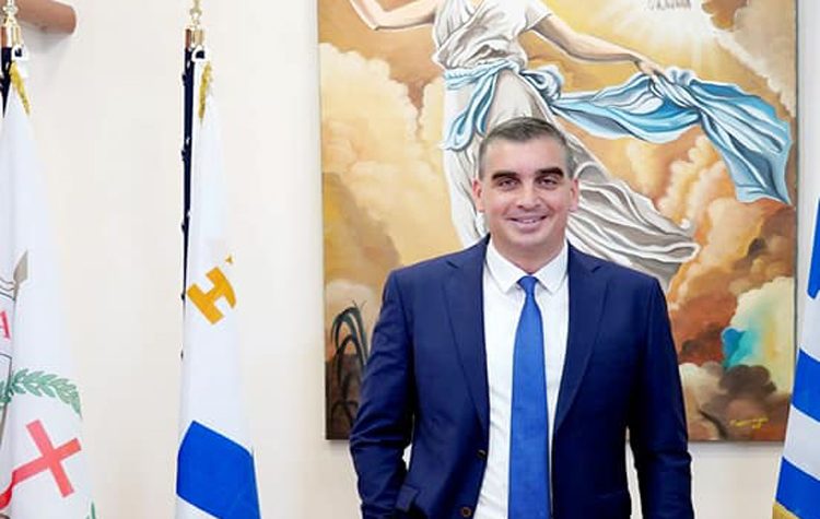 Τιμητική παράδοση στον Δήμο της επαναστατικής σημαίας της Μάνης