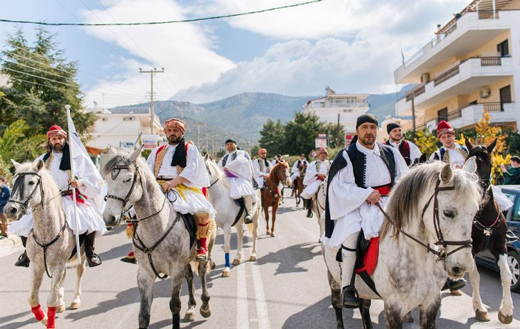 Έφιπποι τσολιάδες στους δρόμους της πόλης
