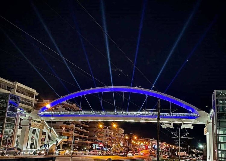 Στα χρώματα της γαλανόλευκης η πεζογέφυρα του Δήμου