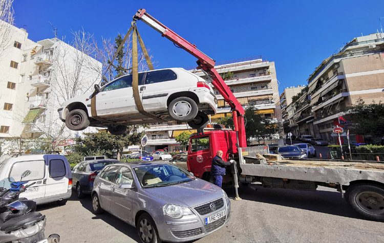 Απόσυρση εγκαταλελειμμένων οχημάτων στο Γουδή