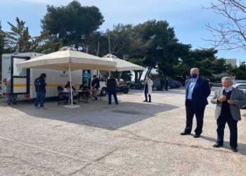 Σε εξέλιξη τα rapid tests στην παραλία Βάρκιζας για πεζούς