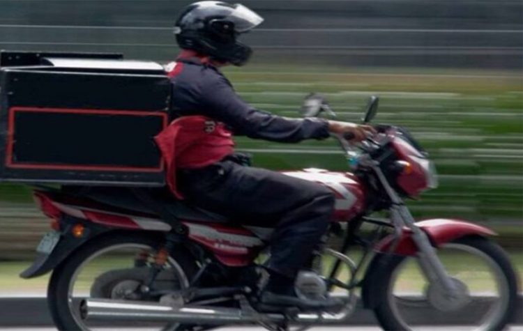 Ενέδρα κλοπής σε ταχυμεταφορέα παραγγέλνοντας delivery