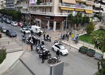 Σε διαθεσιμότητα o αστυνομικός για το βίαιο επεισόδιο στην πλατεία της Νέας Σμύρνης