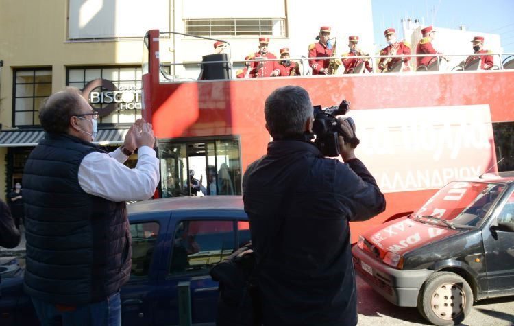 Αποκριάτικα δρομολόγια χαράς και ανάτασης από το μουσικό λεωφορείο του Δήμου (Βίντεο)