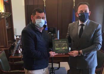 Την ιστορική έκδοση του Δήμου παρέδωσε στον Στέλιο Πέτσα ο Τάσος Μαυρίδης