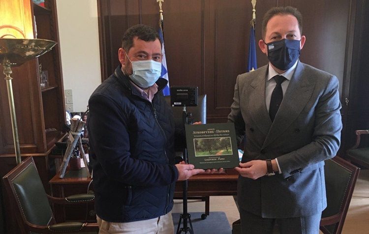 Την ιστορική έκδοση του Δήμου παρέδωσε στον Στέλιο Πέτσα ο Τάσος Μαυρίδης