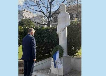 Κατάθεση στεφάνου από τον Βλάσση Σιώμο στον εορτασμό της 25ης Μαρτίου στη Νέα Πεντέλη