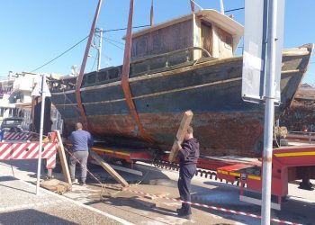 Ανάπλαση αλιευτικών καταφυγίων: Ανέλκυση βυθισμένου σκάφους στους Αγίους Αποστόλους