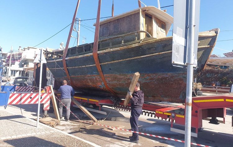 Ανάπλαση αλιευτικών καταφυγίων: Ανέλκυση βυθισμένου σκάφους στους Αγίους Αποστόλους